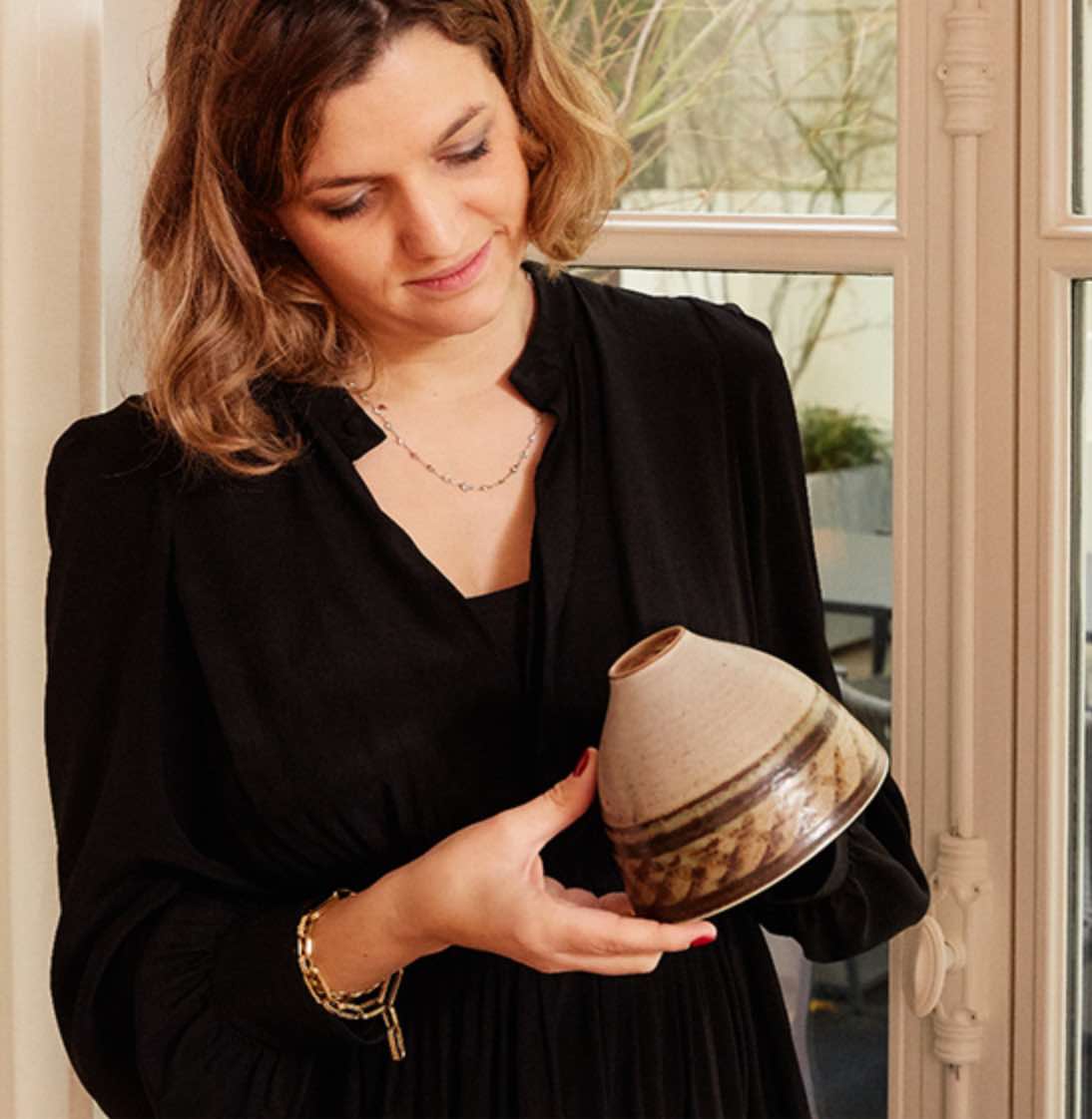 La commissaire-priseur Salomé Pirson de la maison de ventes aux enchères Maurice Auction en train d’expertiser un vase lors d’un inventaire à domicile.