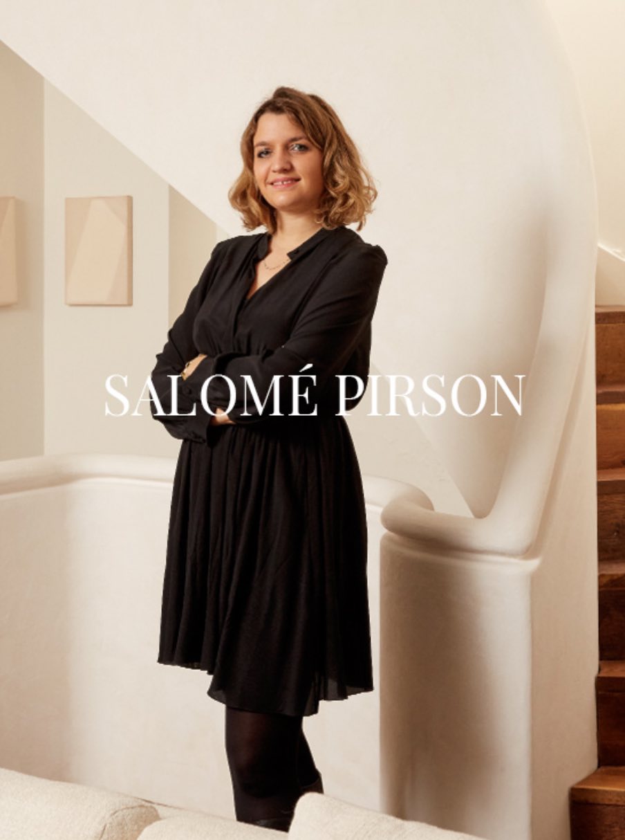 Image portrait de la commissaire-priseur Salomé Pirson de la maison de ventes aux enchères Maurice Auction, qui participe en tant qu’experte à l’emission affaire conclus sur France 2 et qui a travaillé sur de nombreuses collections privées européennes et a découvert de nombreux objets et tableaux importants en France et à l’international. 